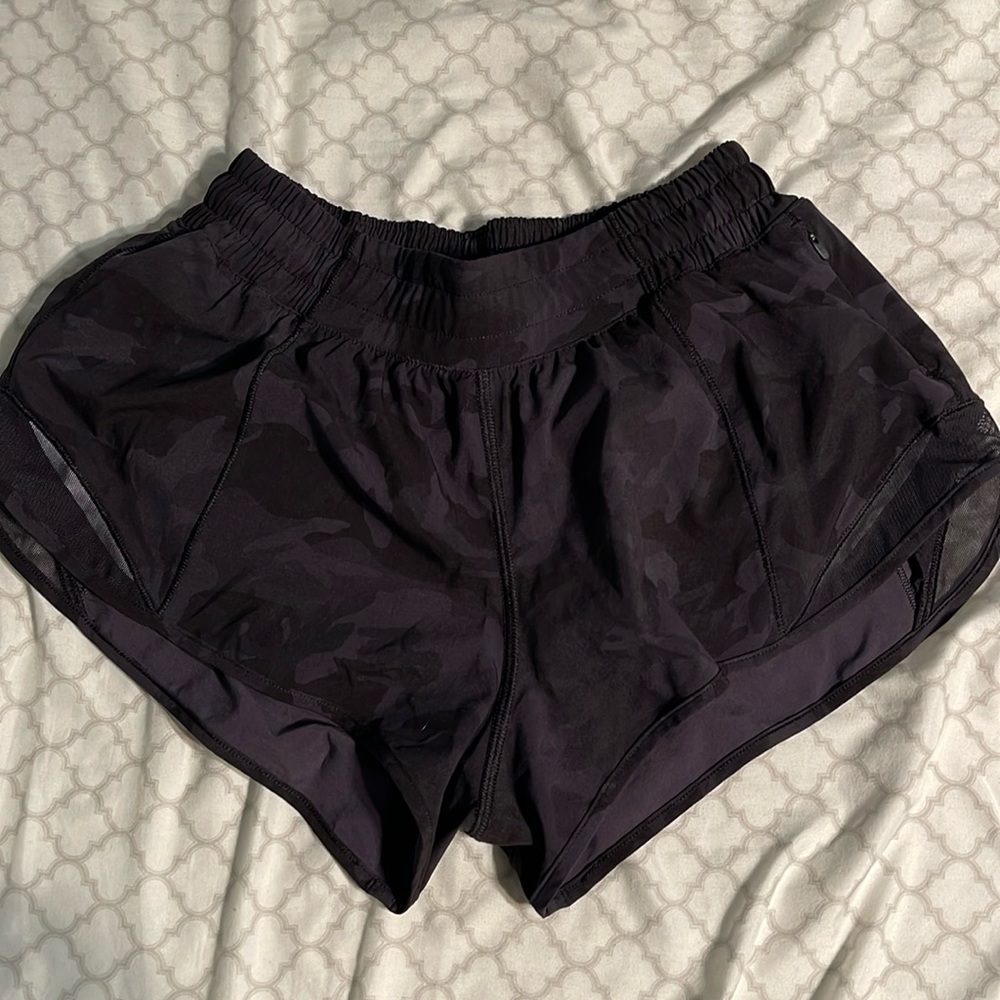 Lululemon black camo hotty hot shorts — 6